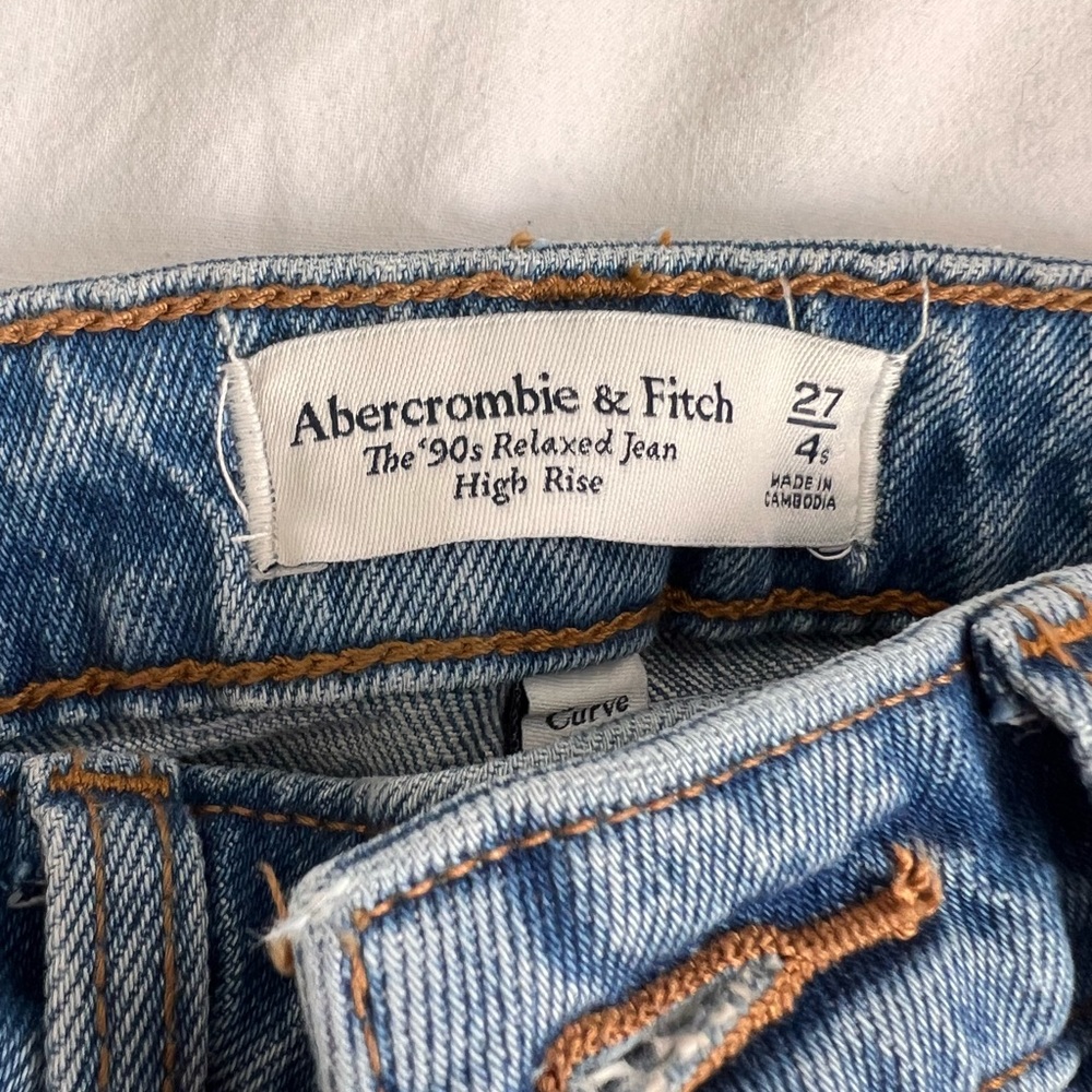 NEVER worn Abercrombie jeans. 90’s relaxedness high rise jeans. Size 27/4s